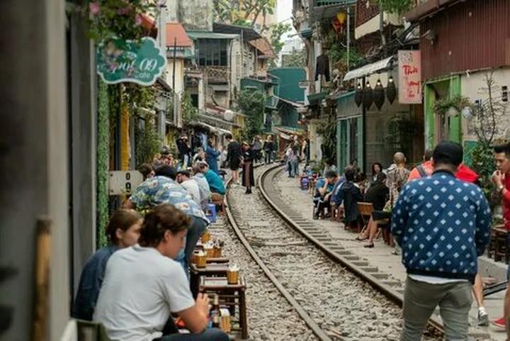 Tỏa Sáng Trên Mạng Xã Hội: Chuyên Gia Trang Điểm & Hotspot Matrix